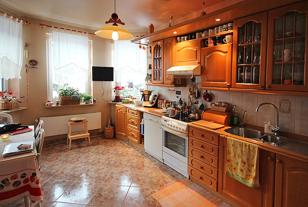 zdjęcie przedstawia ekskluzywnie urządzoną kuchnię w willi na sprzedaż w Szczecinie