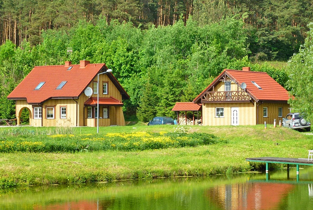 na zdjęciu widok od strony jeziora na posiadłość do wynajęcia w okolicach Kwidzyna