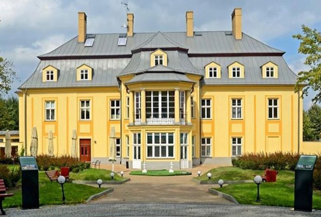 widok od frontu na pałac w województwie śląskim do sprzedaży