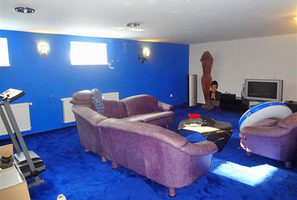 zdjęcie prezentuje pokój telewizyjny w luksusowej willi w okolicy Chojnic na sprzedaż