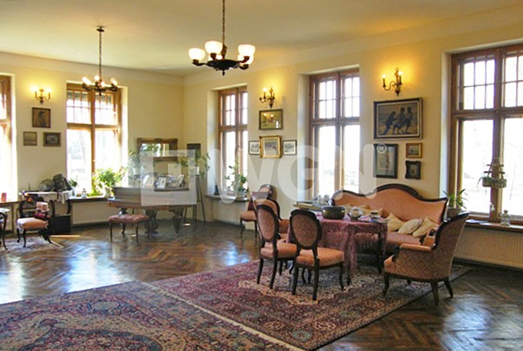 zdjęcie prezentuje luksusowy salon w dworze na sprzedaż w Drawsku Pomorskim