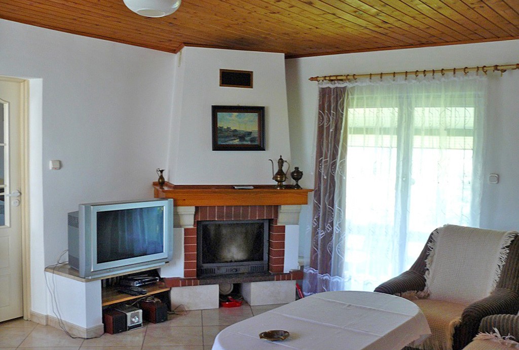 na zdjęciu wnętrze salonu z kominkiem w luksusowym dworze na sprzedaż w okolicy Suwałk
