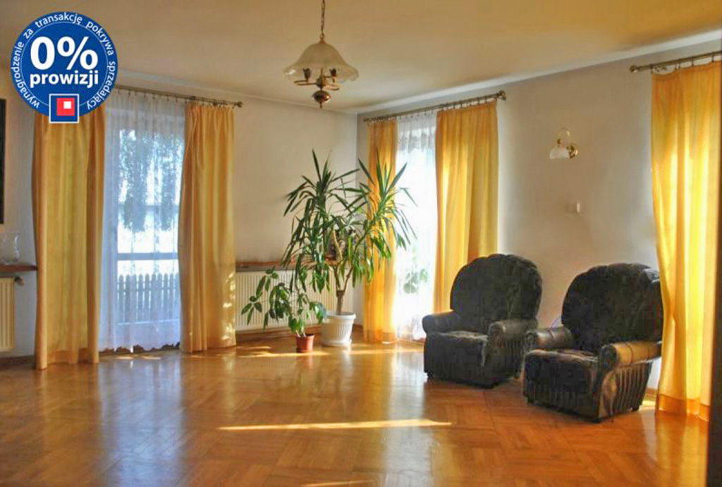 zdjęcie prezentuje salon w luksusowej willi w okolicach Warszawy na sprzedaż
