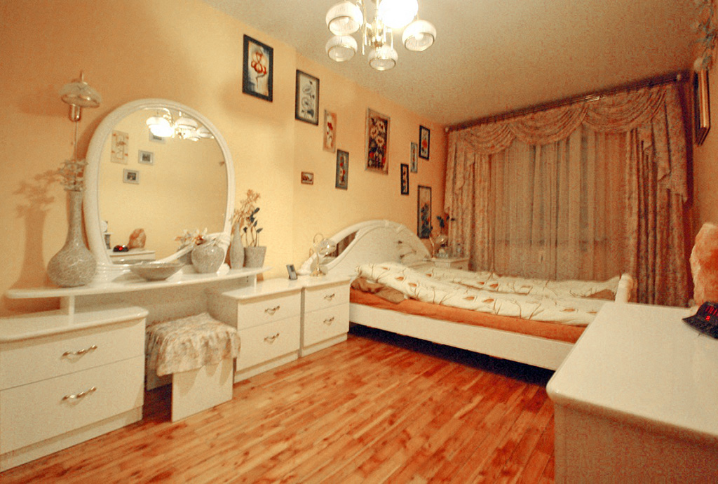 na zdjęciu luksusowa sypialnia w apartamencie w Lubinie do sprzedaży