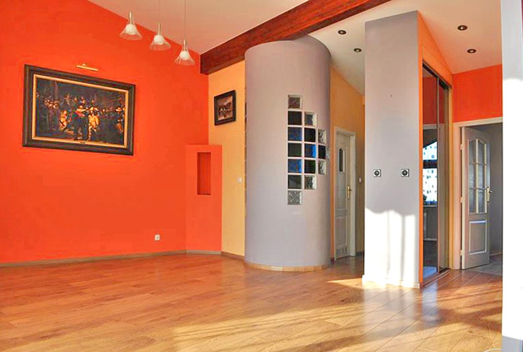 zdjęcie przedstawia salon w luksusowym apartamencie do sprzedaży w Toruniu