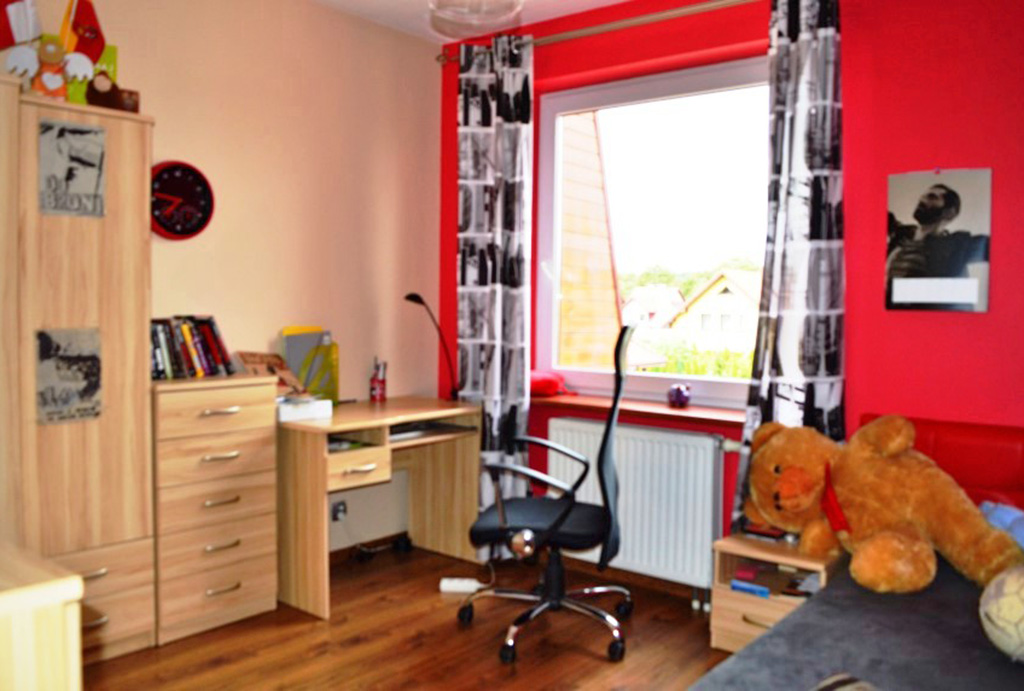 zdjęcie przedstawia komfortowy pokój w luksusowym apartamencie na sprzedaż w Wałbrzychu
