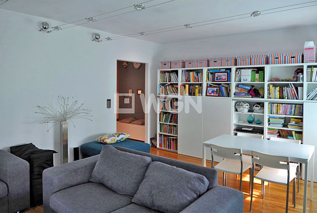 salon piękną biblioteką w luksusowym apartamencie do sprzedaży w Toruniu