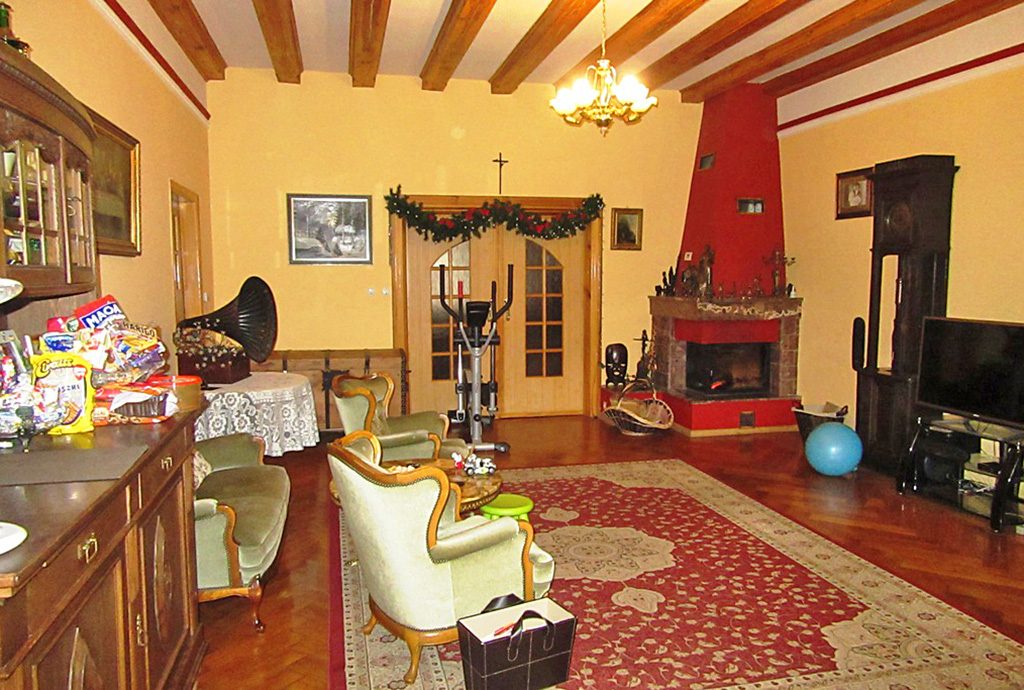 stylowy salon z kominkiem w luksusowym apartamencie do sprzedaży w Gorzowie Wielkopolskim