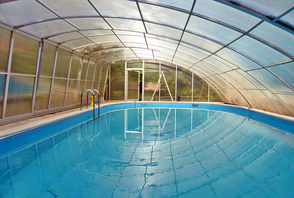 luksusowy basen znajdujący się przy ekskluzywnej willi do sprzedaży w Gdańsku