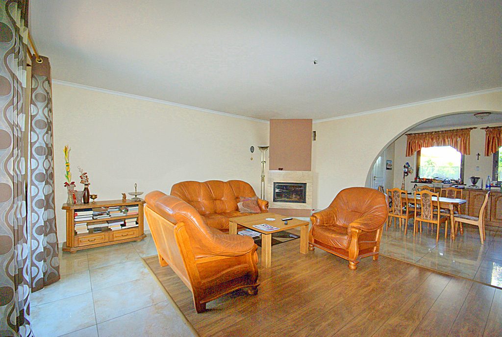 komfortowy salon z kominkiem w luksusowej willi do sprzedaży w okolicach Legnicy