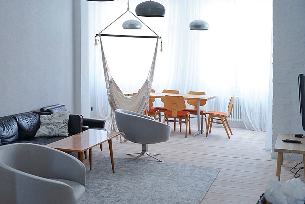 nowoczesny salon w ekskluzywnym apartamencie do sprzedaży nad morzem
