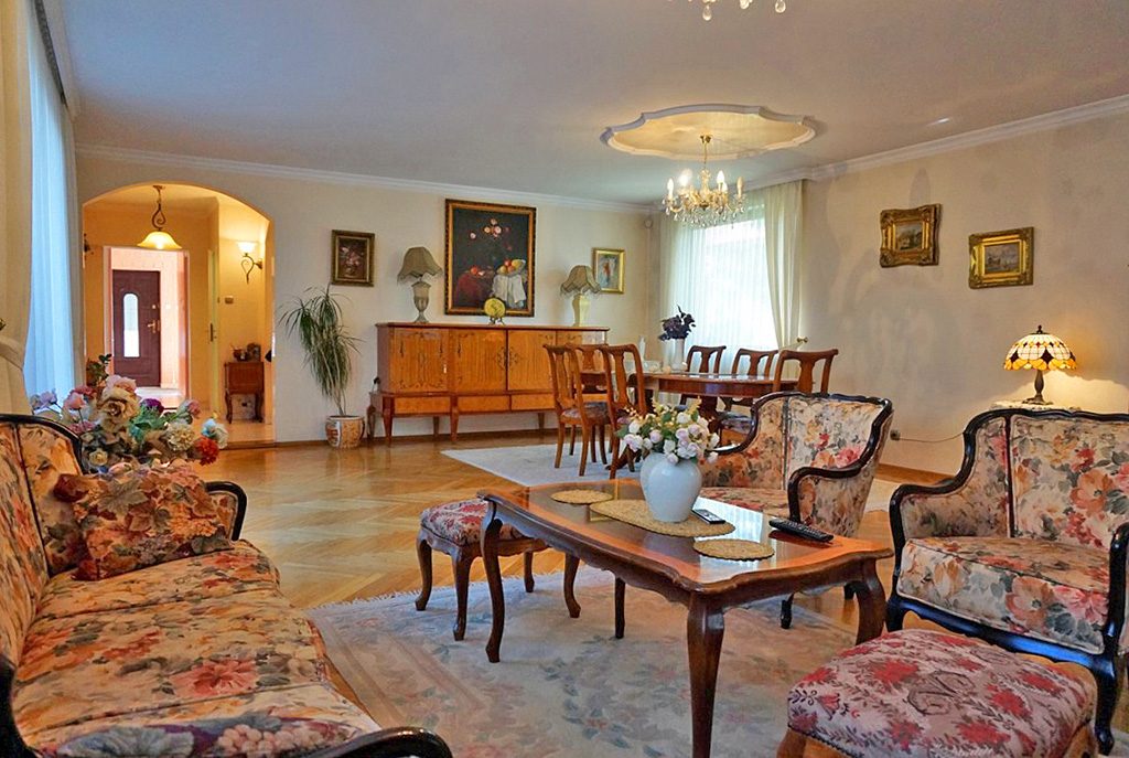 salon w stylu klastycznym w ekskluzywnej willi do sprzedaży we Wrocławiu