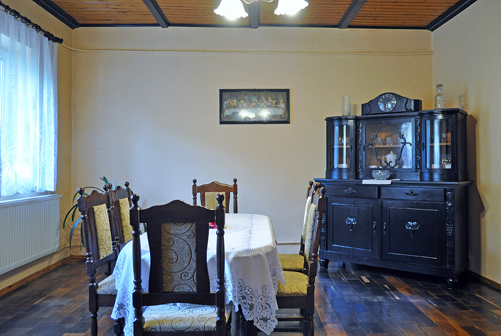 na zdjęciu jeden z prestiżowych pokoi w luksusowej willi w okolicach Leszna na sprzedaż
