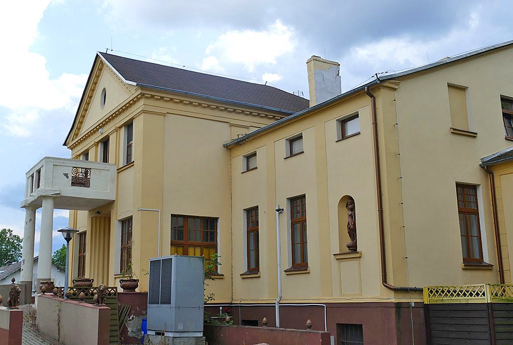 reprezentacyjne wejście do ekskluzywnego pałacu do sprzedaży w województwie kujawsko-pomorskim