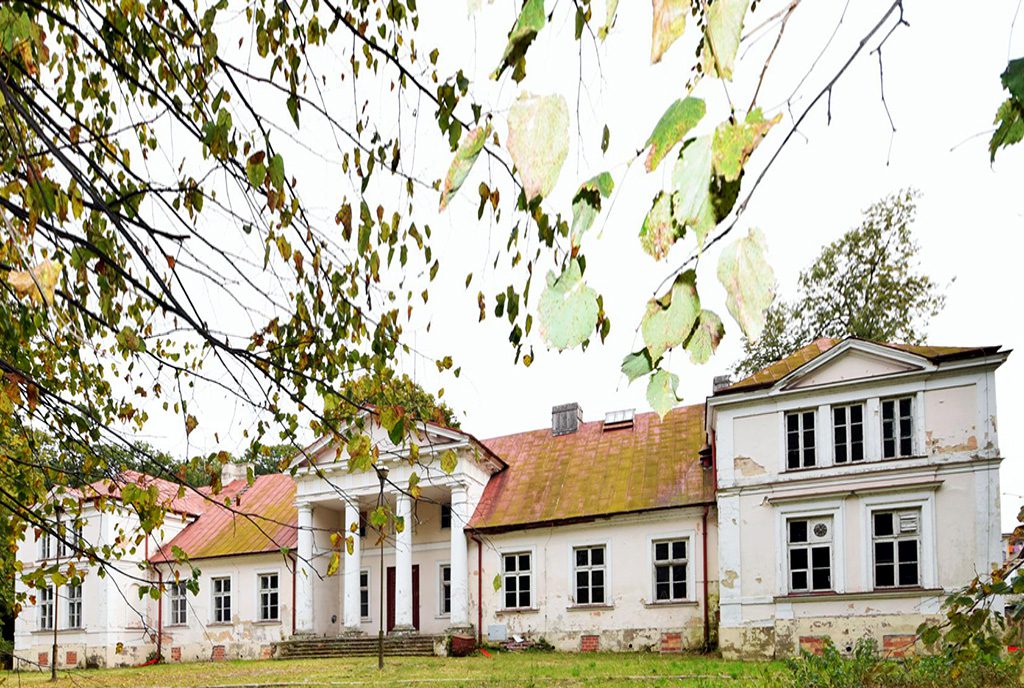 reprezentacyjna fasada i wejście z kolumnami do ekskluzywnego pałacu na sprzedaż w województwie lubelskim