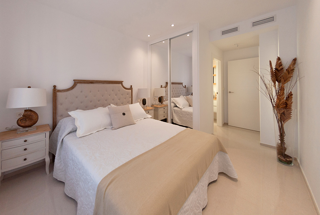elegancka sypialnia w luksusowym apartamencie do sprzedaży Los Alcazare (Hiszpania)