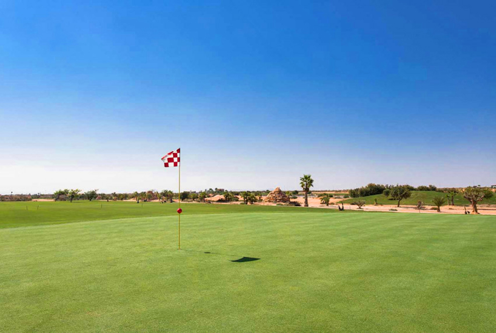 pobliskie pole golfowe obok luksusowej willi na sprzedaż Hiszpania (Las Balsicas)