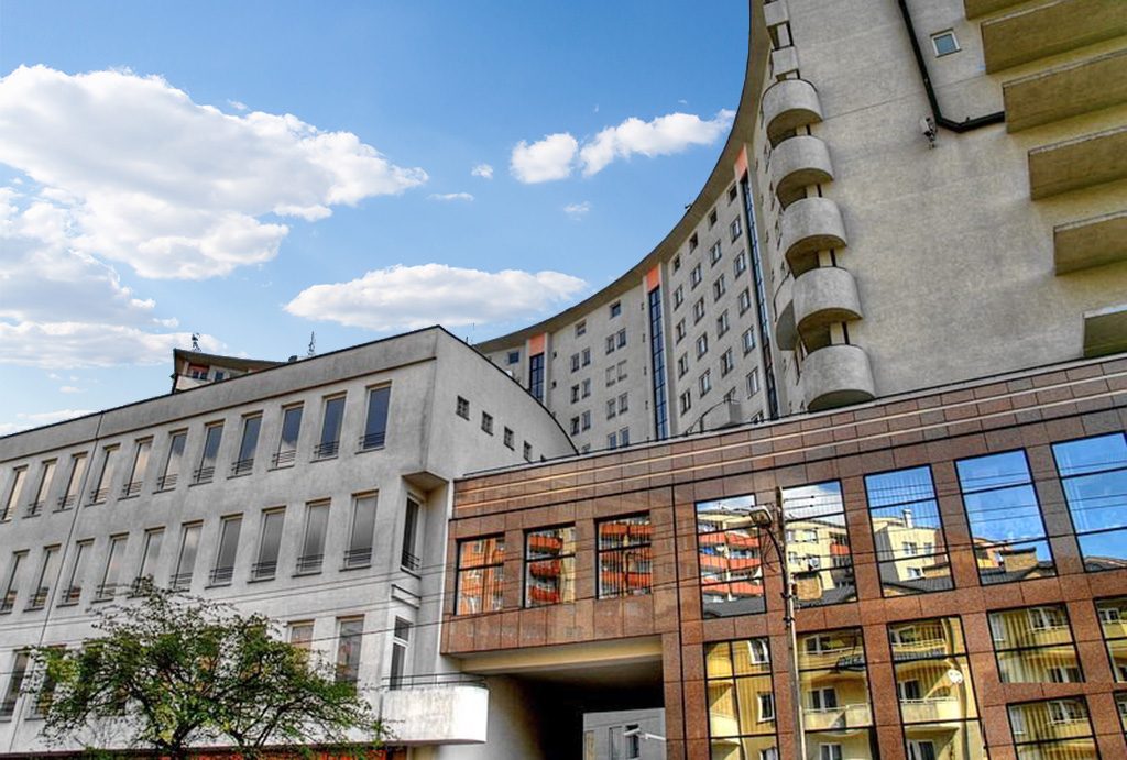 apartamentowiec w całej okazałości, gdzie mieści się oferowany do sprzedaży ekskluzywny apartament Warszawa