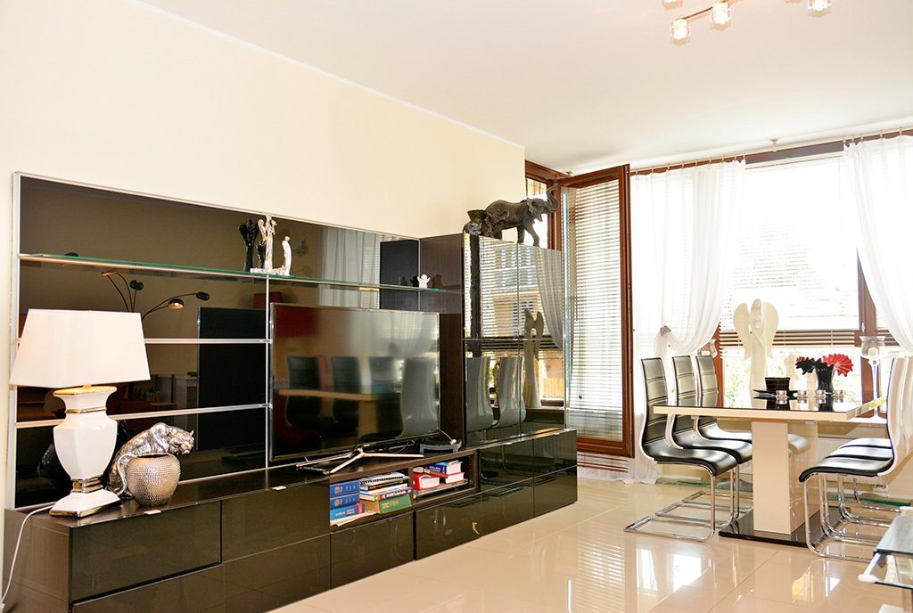 zdjęcie prezentuje komfortowe pomieszczenie w ekskluzywnym apartamencie na sprzedaż Poznań