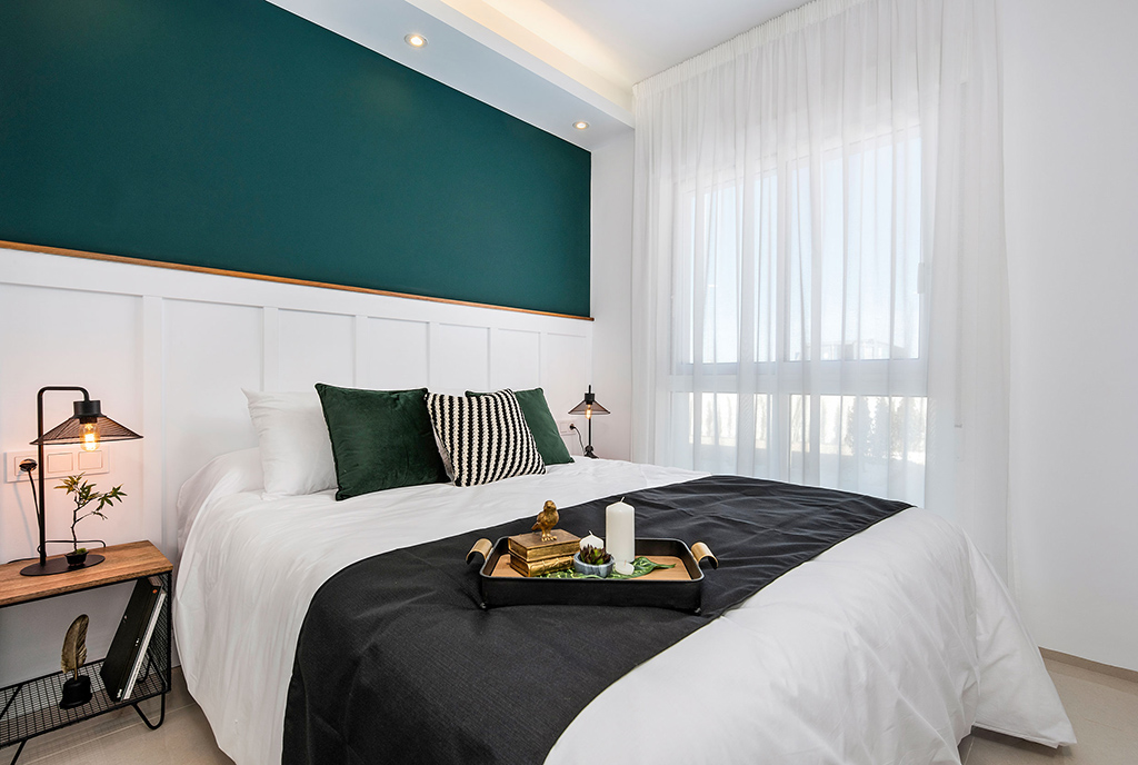 elegancka sypialnia w luksusowym apartamencie na sprzedaż Hiszpania