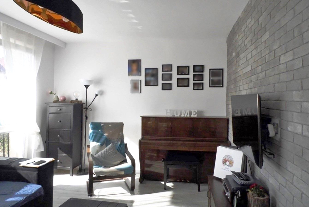 widok na pianino w pokoju luksusowego apartamentu do sprzedaży Malbork