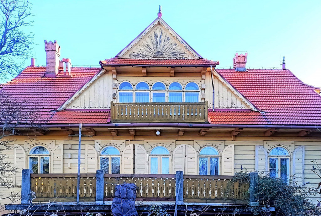 widok od strony tarasu na ekskluzywną willę do sprzedaży Kraków (okolice)