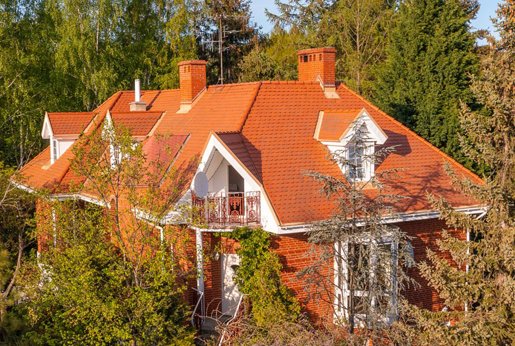 rzut z drona na dach luksusowej willi do sprzedaży Szczecin