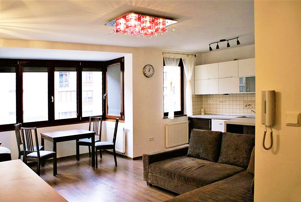 komfortowe wnętrze ekskluzywnego salonu w luksusowym apartamencie do sprzedaży w Krakowie