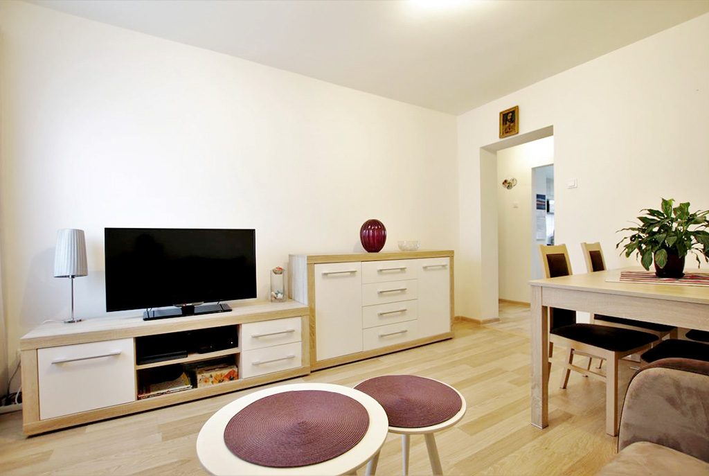 nowoczesny salon w ekskluzywnym apartamencie do sprzedaży w Szczecinie