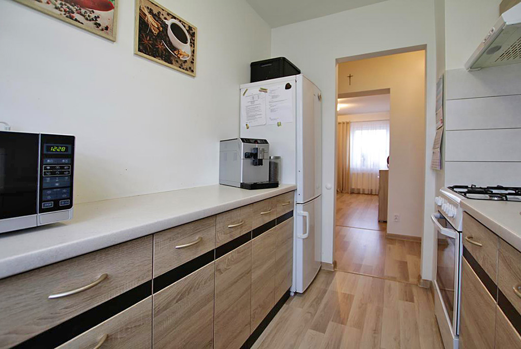 na zdjęciu umeblowana kuchnia w luksusowym apartamencie w Szczecinie na sprzedaż