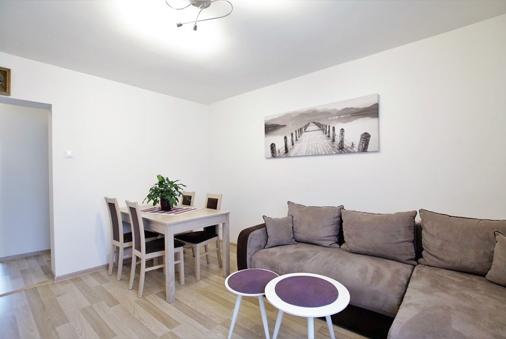 widok z innej perspektywy na luksusowy salon w ekskluzywnym apartamencie do sprzedaży w Szczecinie