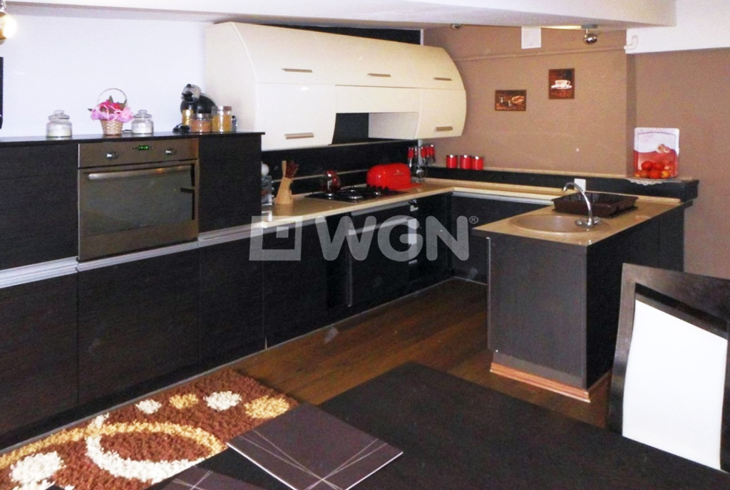 nowocześnie umeblowana kuchnia w luksusowym apartamencie do sprzedaży w Częstochowie