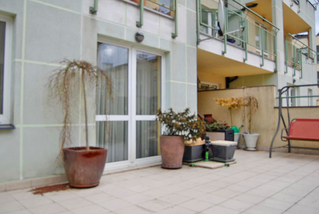 zdjęcie prezentuje ogromny taras przy ekskluzywnym apartamencie w Gdyni na sprzedaż