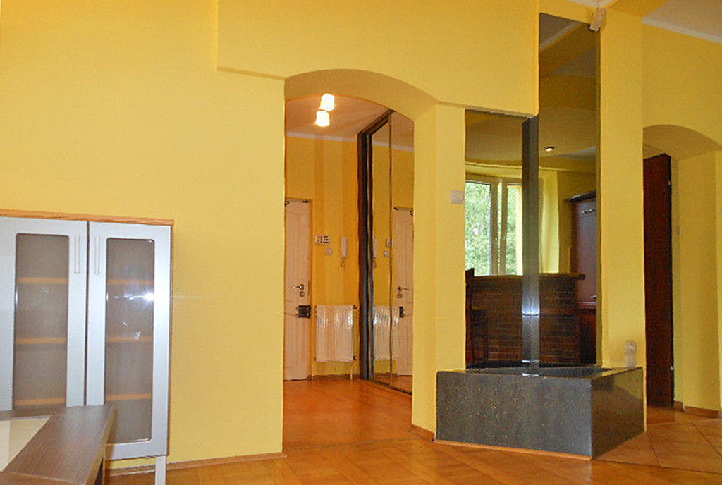 na zdjęciu przedpokój w luksusowym apartamencie w Krakowie na sprzedaż