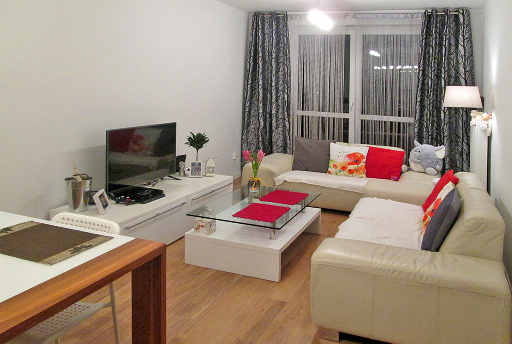 komfortowy salon w ekskluzywnym apartamencie do sprzedaży w okolicy Ostrowa Wielkopolskiego