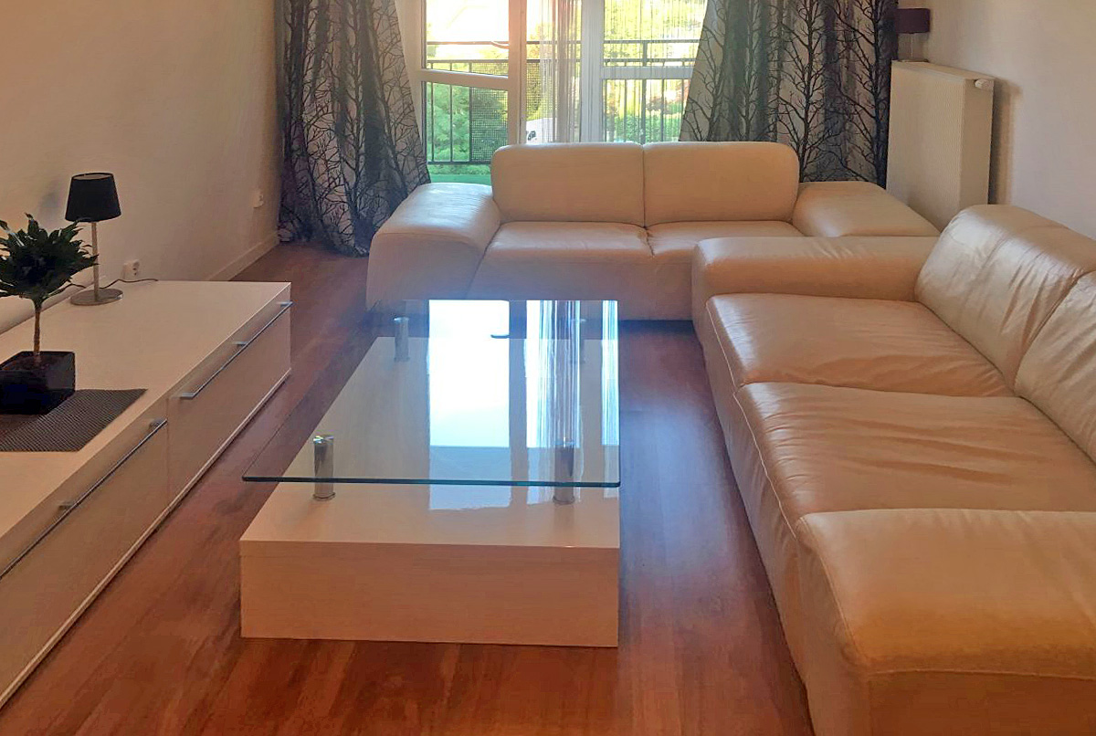 widok z innej perspektywy na nowoczesny salon w ekskluzywnym apartamencie do sprzedaży w okolicy Ostrowa Wielkopolskiego