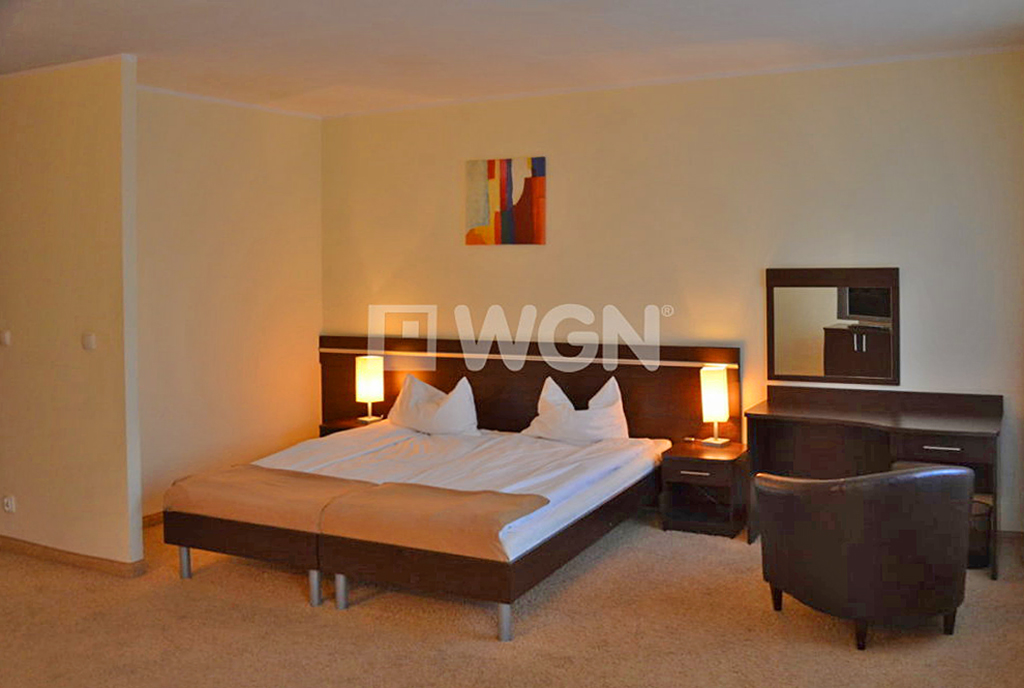 zaciszna, prywatna sypialnia w luksusowym apartamencie nad morzem na sprzedaż