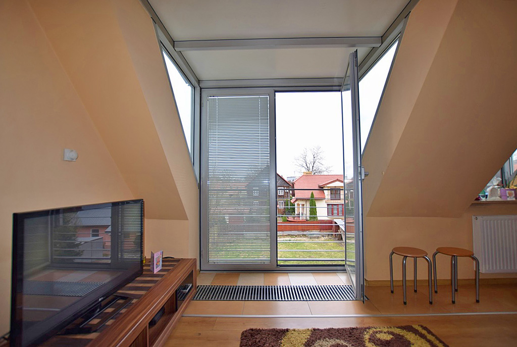 widok na salon i taras przy ekskluzywnym apartamencie do sprzedaży w Białymstoku