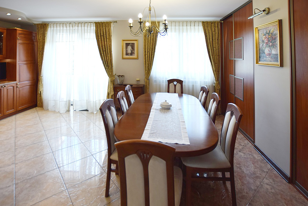 zdjęcie prezentuje elegancką jadalnię w luksusowym apartamencie w Białymstoku na sprzedaż
