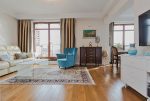 stylowy salon w ekskluzywnym apartamencie do sprzedaży w Białymstoku