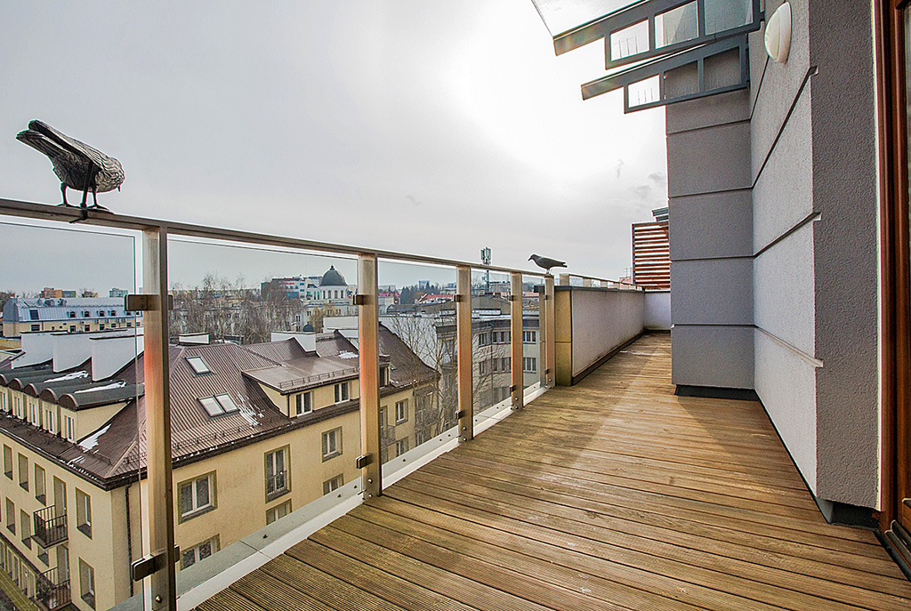 na zdjęciu taras przy luksusowym apartamencie w Białymstoku na sprzedaż