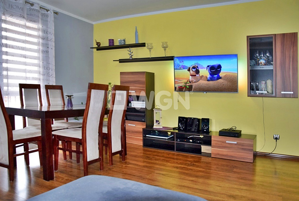 fragment komfortowo wyposażonego salon w ekskluzywnym apartamencie do sprzedaży w Bolesławcu