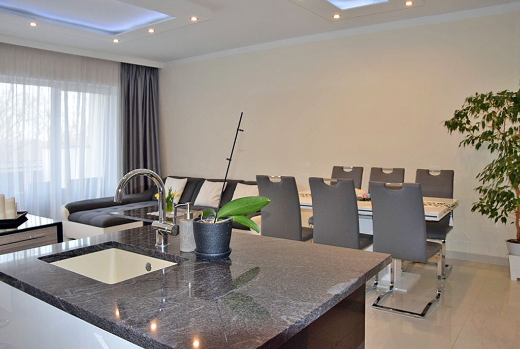 widok na jadalnię i kuchnię w luksusowym apartamencie do sprzedaży w Bolesławcu