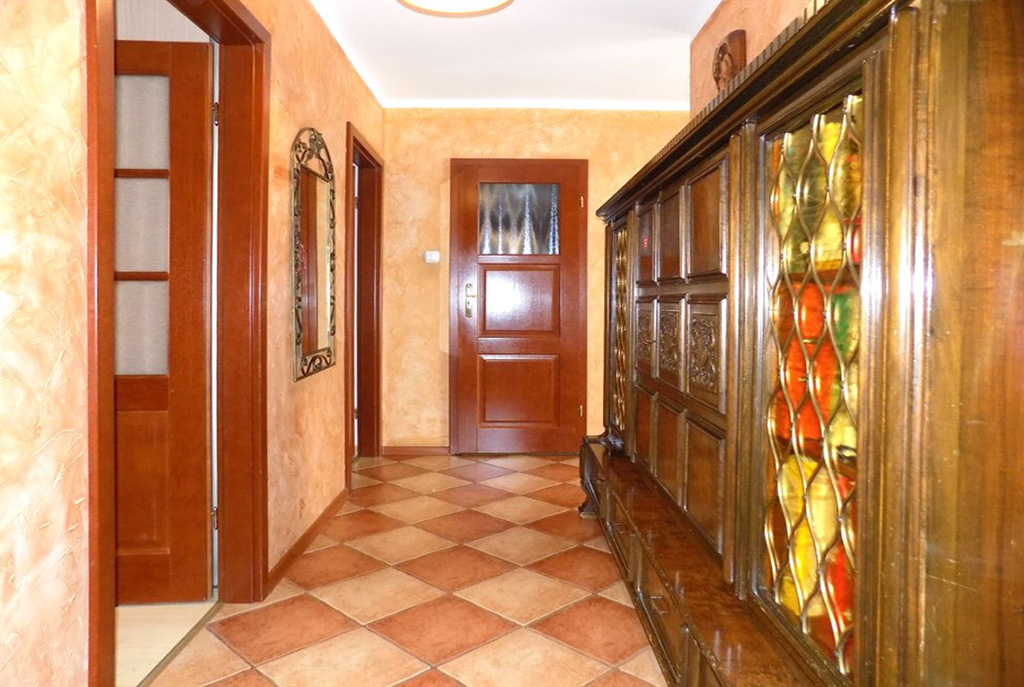 luksusowy przedpokój w ekskluzywnym apartamencie do sprzedaży w Ełku
