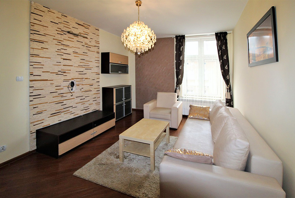 widok na komfortowy salon w ekskluzywnym apartamencie do wynajęcia w Krakowie