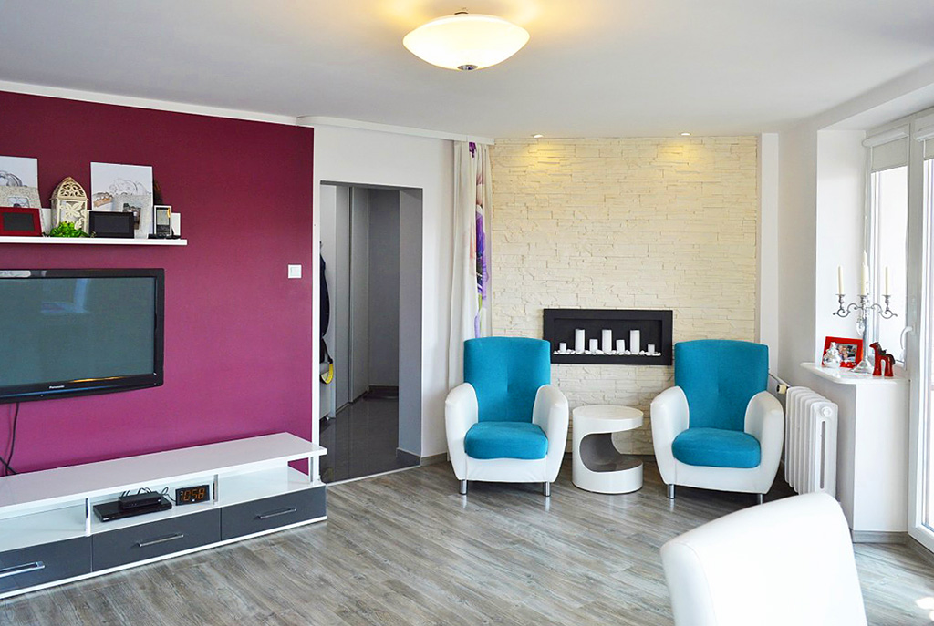 nowoczesny salon w ekskluzywnym apartamencie do sprzedaży w Pile