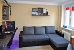 na zdjęciu umeblowany salon w ekskluzywnym apartamencie w Pile na sprzedaż