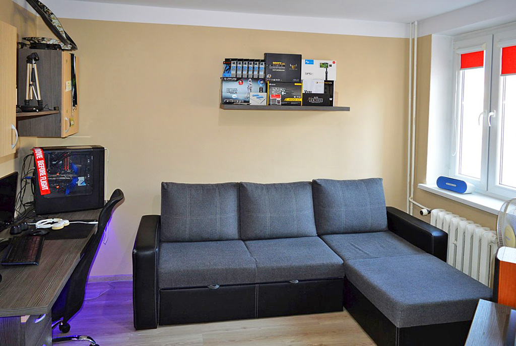 na zdjęciu umeblowany salon w ekskluzywnym apartamencie w Pile na sprzedaż