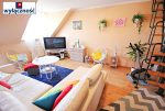 widok z innej perspektywy prezentujący nowoczesny salon w luksusowym apartamencie do sprzedaży w Szczecinie