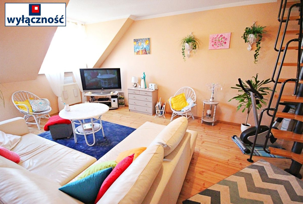 widok z innej perspektywy prezentujący nowoczesny salon w luksusowym apartamencie do sprzedaży w Szczecinie
